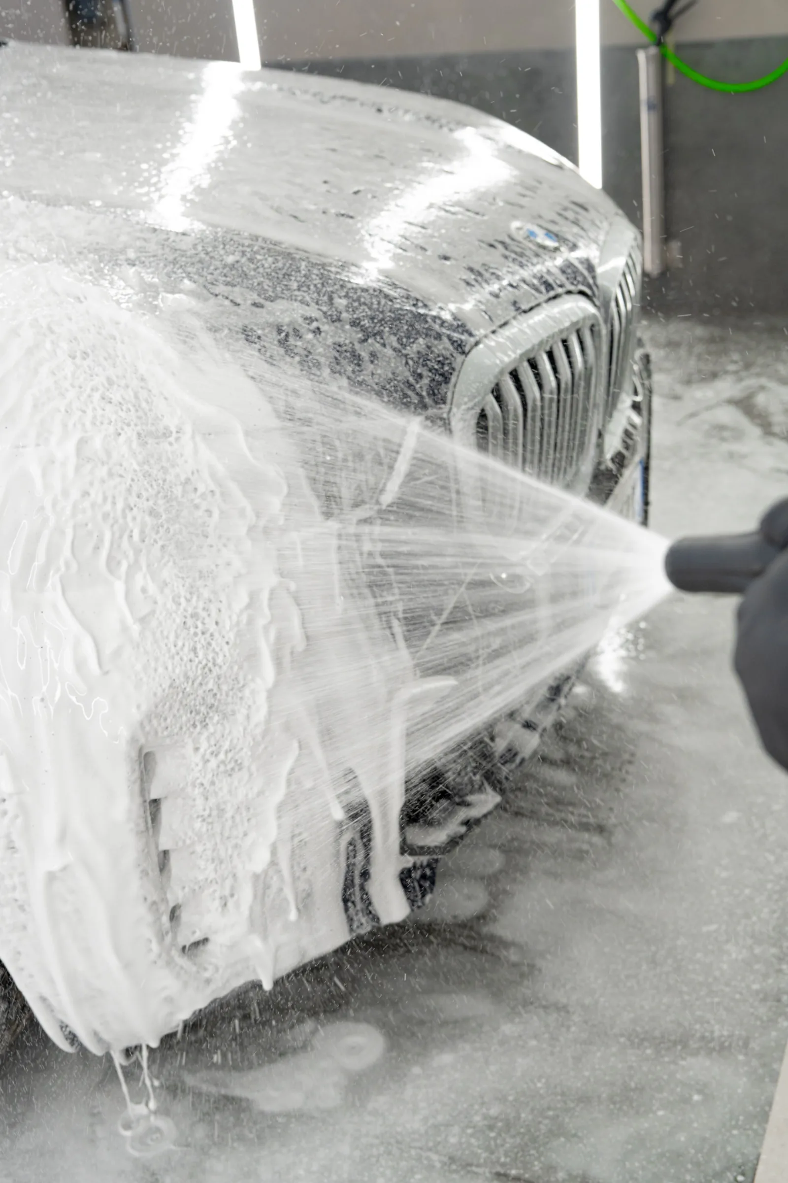 Mousse active accrochée aux panneaux verticaux d'un SUV foncé
