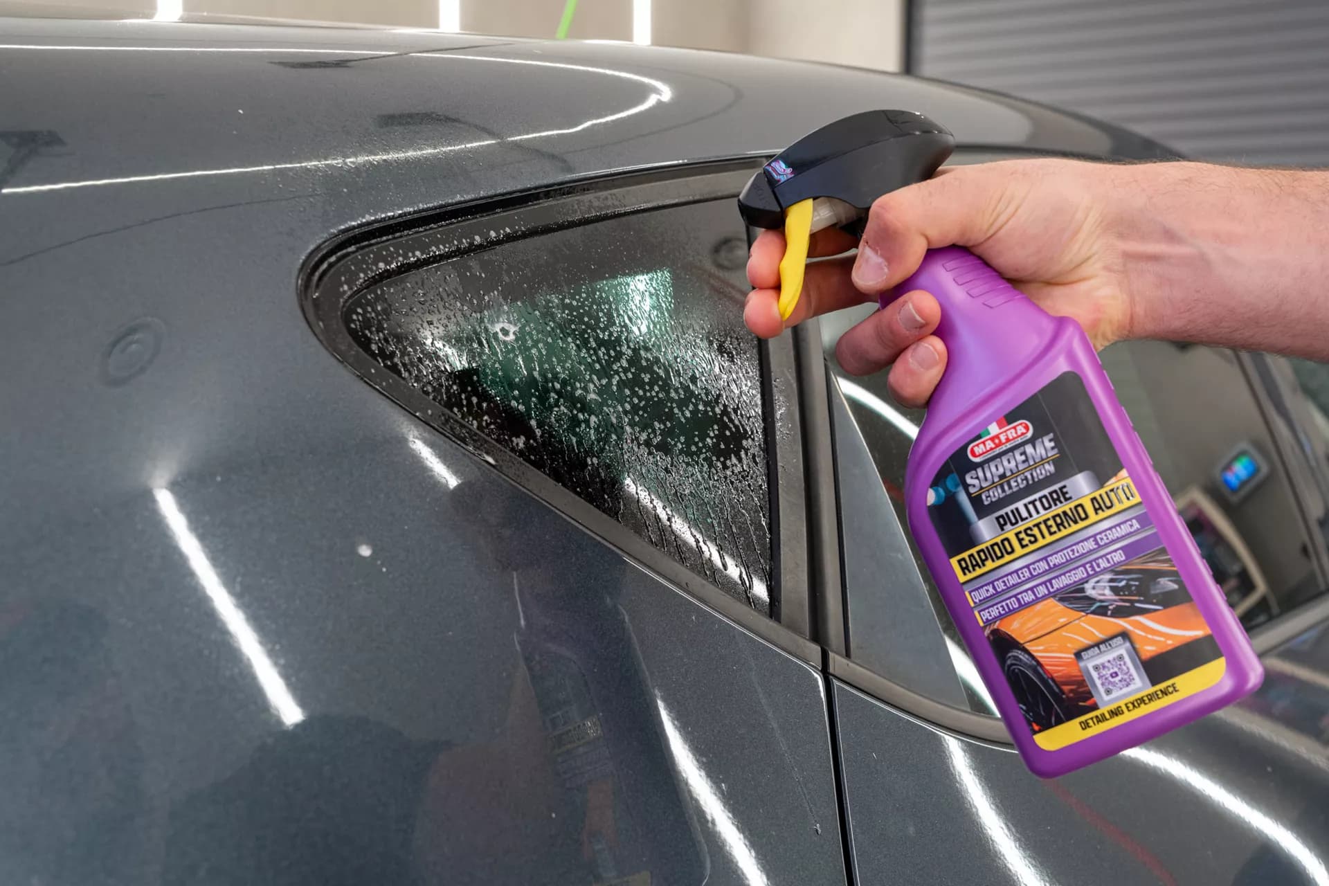 Application du Nettoyant Rapide sur la carrosserie avec un chiffon microfibre