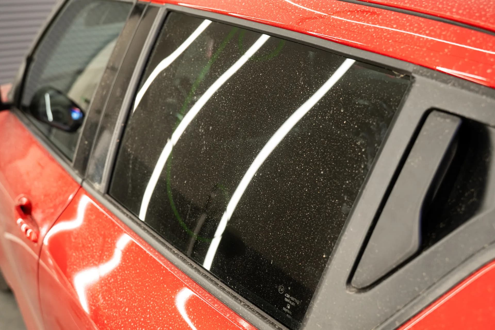 Vitre de voiture ternie par le smog, les traces et le film gras
