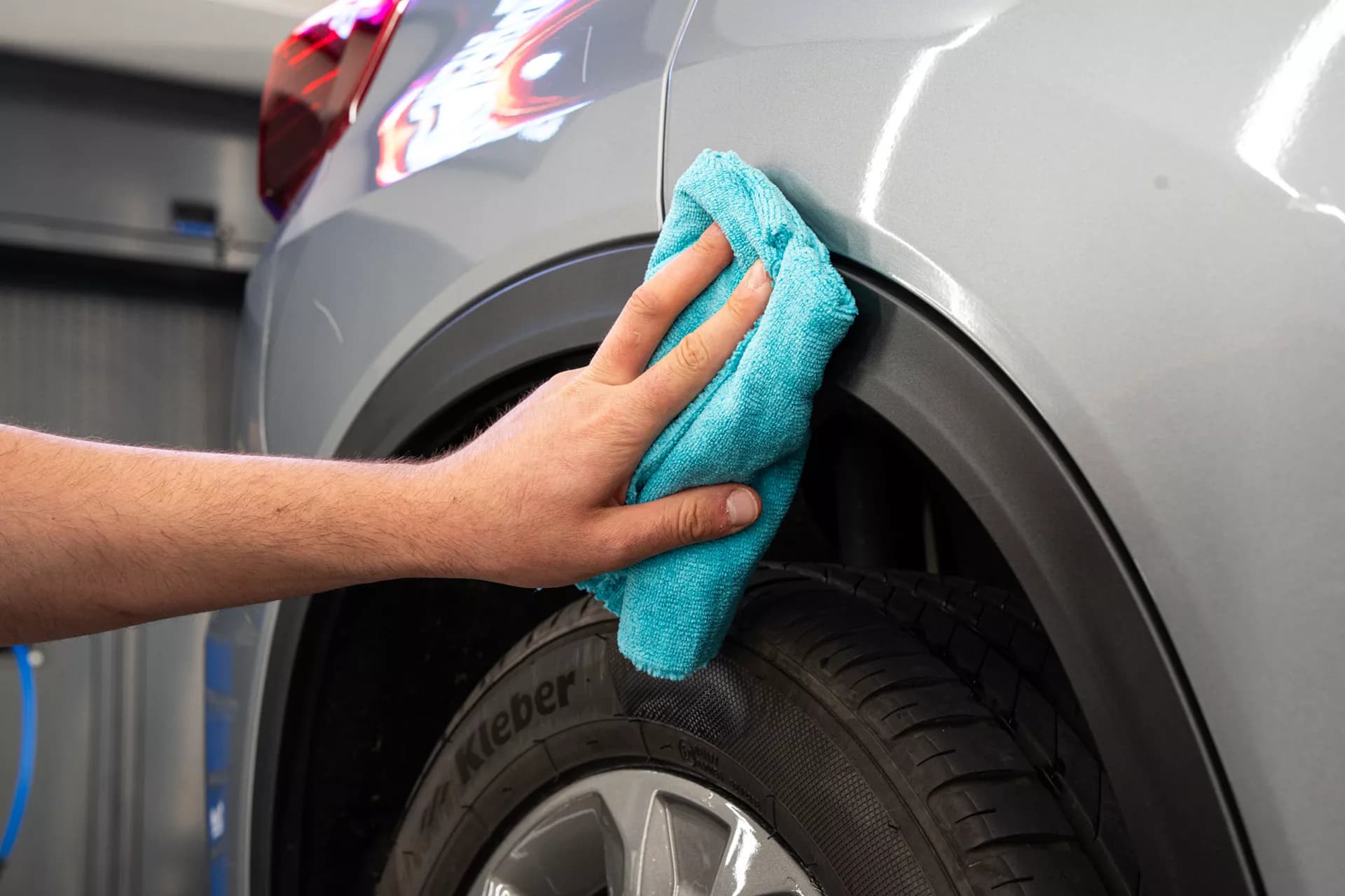 Application du Rénovateur Plastiques sur le passage de roue avec un chiffon microfibre