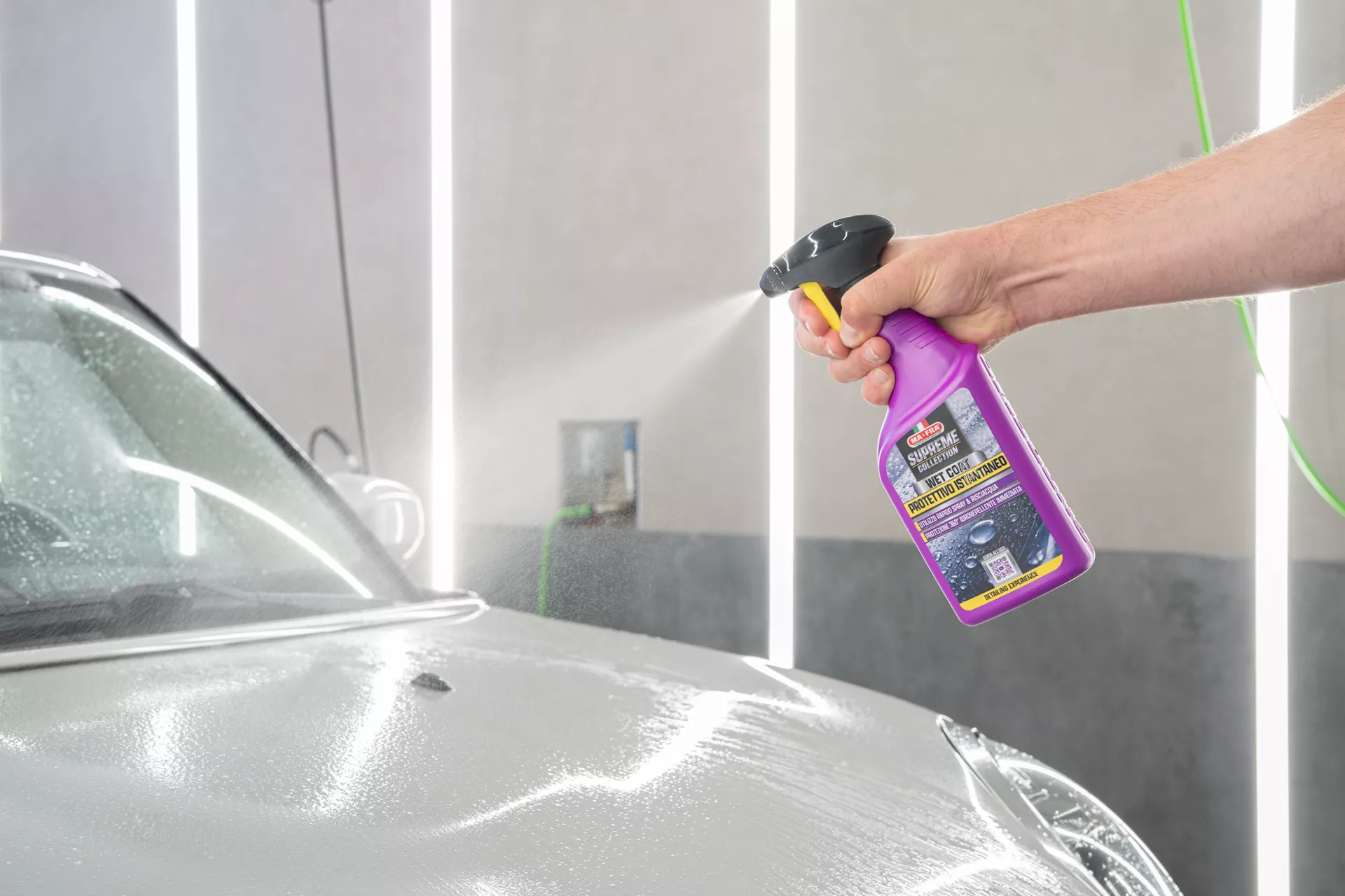 Wet Coat pulvérisé sur la carrosserie mouillée pendant le rinçage